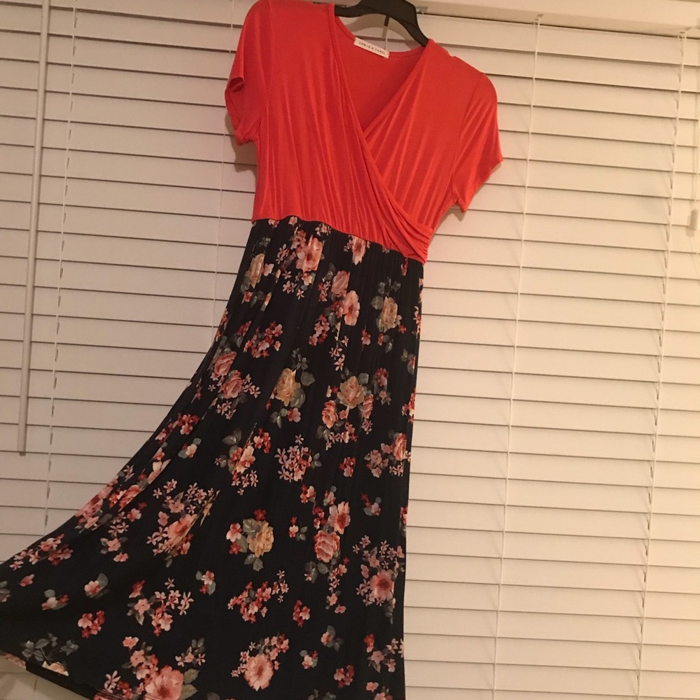 *SUPER COMFORTABLE* Chris and Carol floral dress